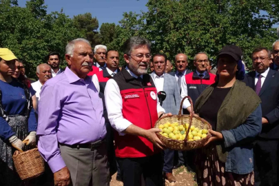 Malatya’da kayısı hasadına katılan Bakan Yumaklı: "Geçtiğimiz senenin o karamsar zamanını üzerimizden atan çok güzel bir ürün görüyoruz"
