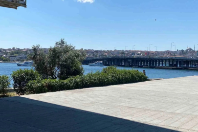 Tur teknesi köprünün ayağına çarptı, dengesini kaybeden personel suya düştü
