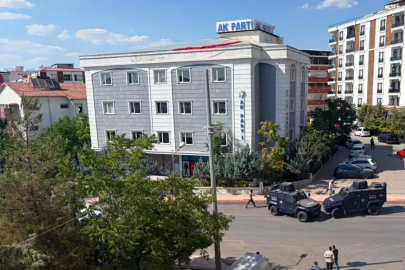 Siirt’te AK Parti il binası önüne bırakılan şüpheli çanta kontrollü patlatıldı
