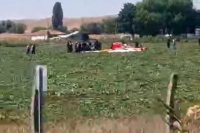 Ankara Temelli’de bir eğitim helikopteri düştü, 2 kişi yaralandı. Bölgeye çok sayıda yardım ekibi sevk edildi.
