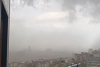 İstanbul’da fırtına etkili oldu, ağaçlar devrildi
