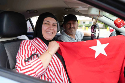 Kapıkule’den yurda giriş yapan gurbetçiler: "Bayrağı görünce bütün yorgunluğumuz geçiyor"

