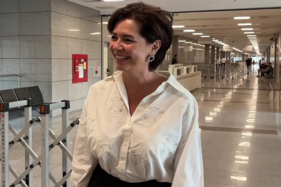 Özlem Gürses, İstanbul Cumhuriyet Başsavcılığı tarafından yürütülen AHBAP’lar suç örgütü soruşturması kapsamında savcılığa ifade vermek üzere adliyeye geldi.
