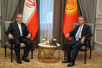 İran Dışişleri Bakanı Arakçi, Kırgızistan Dışişleri Bakanı Kulubayev ile bir araya geldi
