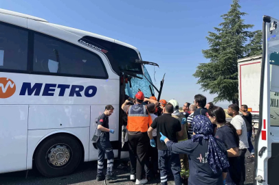 Uşak’ta yolcu otobüsünün kamyona arkadan çarptığı kazada ağır yaralanan muavin hayatını kaybetti

