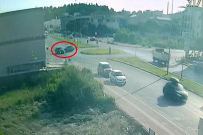 İki otomobilin kavşakta çarpışma anı kamerada
