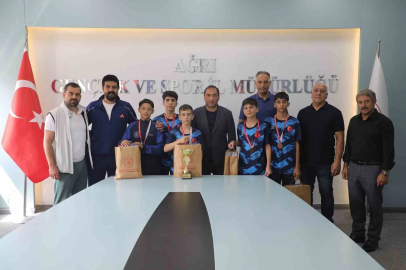 İl Müdürü Ahmet Çelebi’den Türkiye Üçüncüsü Badminton takımına tebrik
