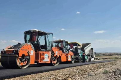 Kayseri Büyükşehir, Develi’de sıcak asfalt çalışmalarına başladı

