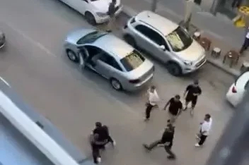Trafik durdu, cadde ringe döndü.. O anlar kamerada
