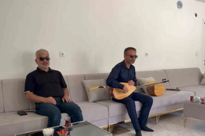 10 yaşındayken gözlerini kaybetti, hiç görmediği bağlamayla geleceğine ışık tuttu
