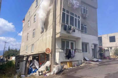 Bandırma’da apartman yangını itfaiye ekiplerince söndürüldü

