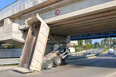 ASKİ kamyonunun damperi köprüde takılı kaldı
