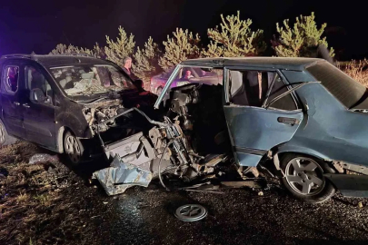 Otomobil ve hafif ticari araç çarpıştı: 1 ölü, 2 yaralı
