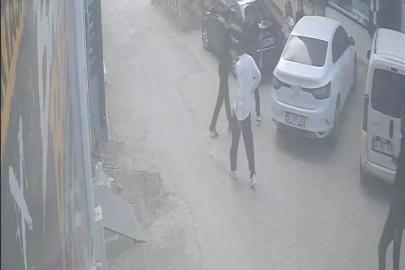 Darbedilen kadını kurtarmak isteyen gencin bıçaklı saldırıya uğradığı anlar kameraya yansıdı
