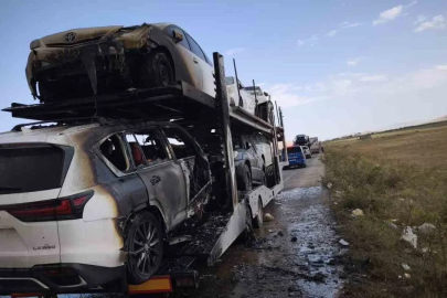 Ağrı’da otomobil taşıyan tırın dorsesinde çıkan yangın söndürüldü
