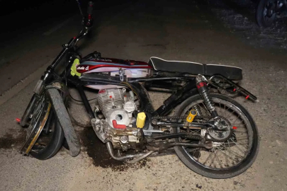 Trafik levhasına çarpan motosiklet hurdaya döndü: 2 yaralı
