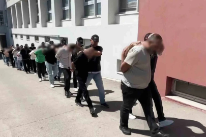Evlerinden uyuşturucular ve silahlar çıktı: 9 şüpheli tutuklandı
