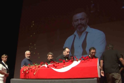 Özlem Esmergül, erkek arkadaşı Serhat Kılıç’ı gözyaşları içinde uğurladı
