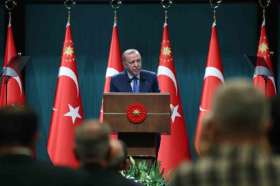 Cumhurbaşkanı Erdoğan: "Kılıç şakırtıları altında can alıp can vererek kendimize yurt eylediğimiz bu topraklarda kimseye ameliyat yaptırmayız"
