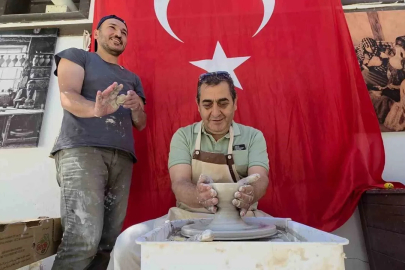 Ziyaretçiler, tarihi Germiyan Sokağı’nda çini sanatını deneyimliyor
