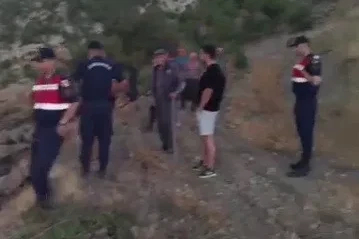 Kovalarla su taşıyan köylüler yangını söndürdü
