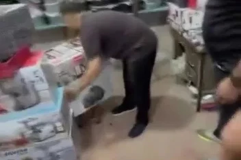 Patlayan şebeke hattı iş yerlerini bastı
