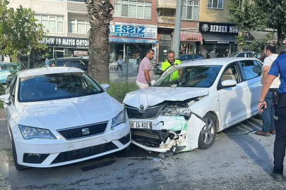 Kontrolden çıkan otomobil karşı şeritte başka bir araçla çarpıştı: 2 yaralı
