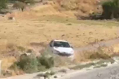 El freni çekilmeyen otomobil şarampole yuvarlandı

