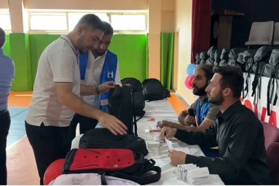 Yüksekova’da "İyilik Çantası" 100 yetim öğrenciye ulaştı
