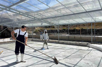 Kemah Kaymakamı Tutay, tuz hasadına katıldı
