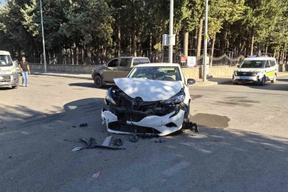 Adıyaman’da 2 otomobil çarpıştı: 1 yaralı
