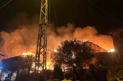 Çorum’da 2 ev ve 1 ahır alevlere teslim oldu: Ekiplerin müdahalesi sürüyor

