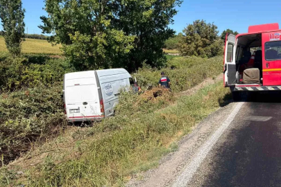 Gönen’de kontrolden çıkan panelvan sarmaşıkların arasına girdi
