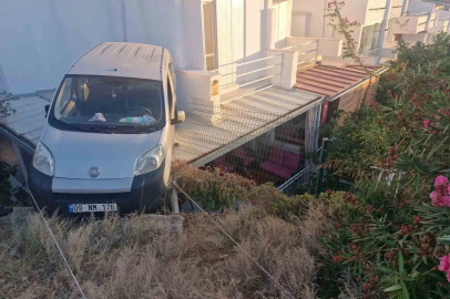 Yazlık evin verandasına otomobil düştü
