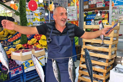 Düzce’de taze balıkları göstermek için hem palamutları oynattı hem kendisi horon oynadı
