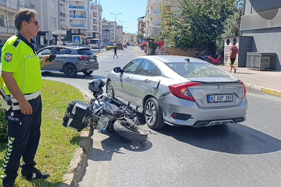Motosiklet otomobile yandan çarptı: 1 yaralı
