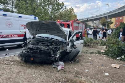 Küçükçekmece’de bisikletliye çarpmamak için manevra yapan araç bariyerlere çarptı: 4 yaralı
