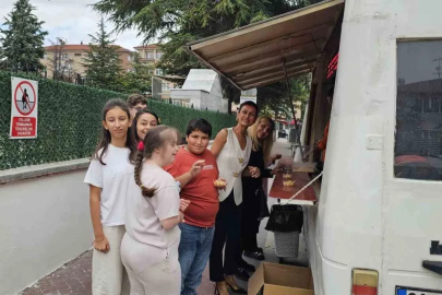 Yeni eğitim yılına tatlı başlangıç: Lokma dağıtıldı
