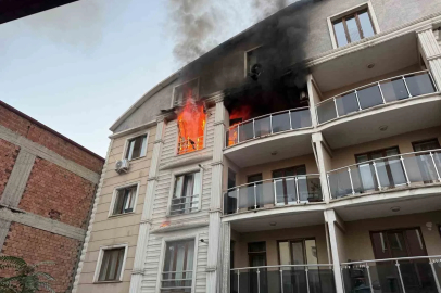Iğdır’da itfaiye erleri çevresi kapalı olan binadaki yangına güçlükle müdahale etti
