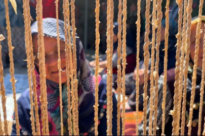 Mısır yaprağından hasır örme geleneği yaptığı dokuma tezgahıyla yeniden hayat buldu
