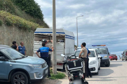 Sinop’ta belediyeye ait tabelayı alan şahıs polis merkezine götürüldü
