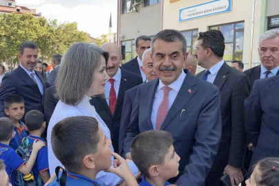 Bakan Tekin miniklerin bayrak törenine katıldı, öğretmenlerle bir araya geldi
