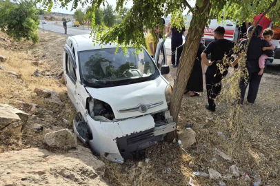Kontrolden çıkan araç ağaca çarptı: 2 yaralı
