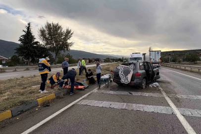 D100’de otomobil refüje çarptı: 3 yaralı

