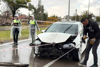 Kontrolden çıkan otomobil önce direği sonra ağacı devirdi: 1 yaralı
