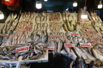 Mersin’de av yasağının kalkmasıyla balık tezgahları şenlendi
