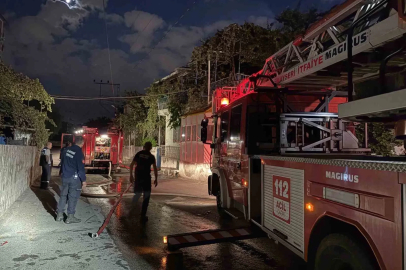 Mangaldan çıkan yangın evin çatısını küle çevirdi
