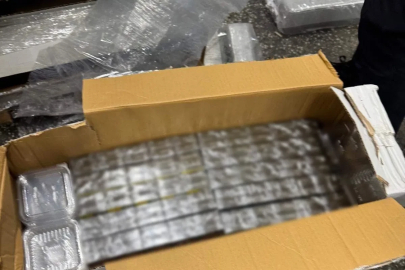 Plastik kutuların arasından 20 bin paket kaçak sigara çıktı
