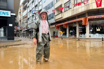 Rize’de Pazar ilçesinde sel suları çekiliyor, iş yerlerinde temizlik çalışmaları başladı
