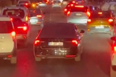 Sürücüler fermuar sistemine geçti, birisi anonslara rağmen itfaiyeye yol vermeden ilerledi
